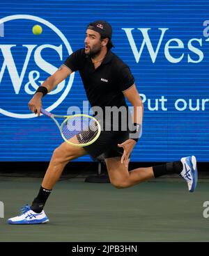 15. August 2022: Matteo Berrettini (ITA) verliert gegen Frances Tiafoe (USA), 7-6, 6-4 7-6 bei den Western & Southern Open im Lindner Family Tennis Center in Cincinnati, Ohio, {USA} © Leslie Billman/Tennisclix/Cal Sport Media Stockfoto