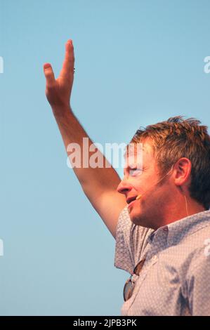 Weißer Mann beim Preacher Rick Gage von seinem Ministerium in Atlanta und seine Wiederbelebung, um diese Menschen bei der Veranstaltung in einem Fußballstadion in GA zu retten Stockfoto