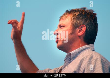 Weißer Mann, der beim Preacher Rick Gage von seinem Ministerium in Atlanta seine Eröffnungsstimme einbrachte, und seine Wiederbelebung, um die Menschen bei der Veranstaltung in einem Fußballstadion in GA zu retten Stockfoto