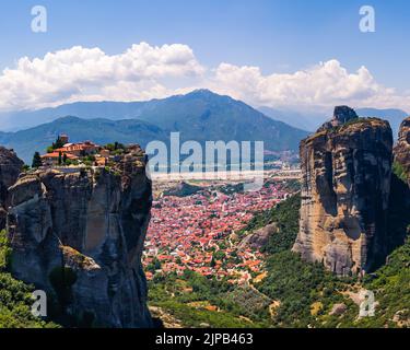 Malerische Luftaufnahme von Meteora und der Stadt Kalambaka in Griechenland. Hochwertige Fotos Stockfoto