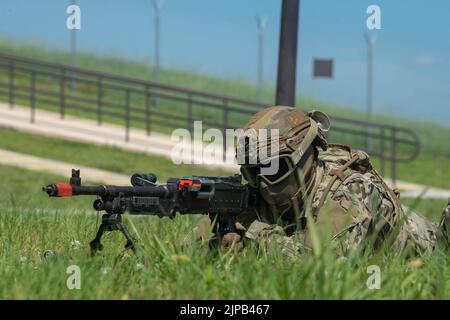 US Air Force Airman 1. Class Terrell Turner-Cunningham, 822. Base Defense Squadron Heavy Gunner, führt Überwachung und Sicherheit während der Übung Agile Flag 22-2 auf der MacDill Air Force Base, Florida, 23. Juli 2022. Die Flugzeuge der Base Defence Group, die unter dem Air Ground Operations Wing von 93. zugewiesen wurden, stellten während der gesamten Übung die Basis- und Flugplatzsicherheit bereit. Agile Flag 22-2 ist die erste Zertifizierungsveranstaltung des Air Combat Command, die die Fähigkeit des 23. Wings demonstriert, Kampfluftkraft zu erzeugen, während er sich weiterhin bewegt, manövriert und den Flügel und die untergeordnete Kraft el aufrecht erhält Stockfoto