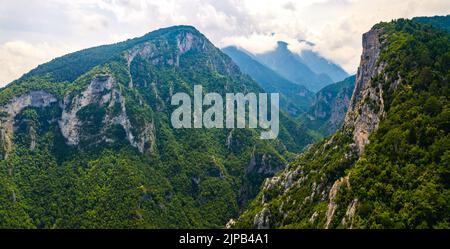 Panorama-Luftaufnahme der schönen Leptokaria und Litochoro vom Olymp. Hochwertige Fotos Stockfoto