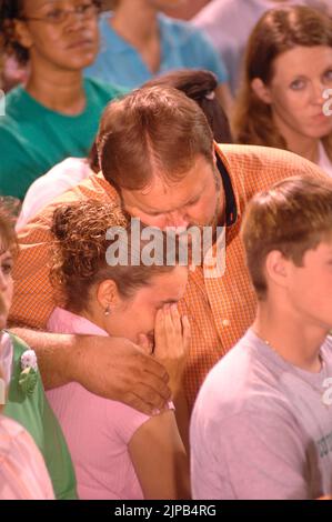 Vater und Tochter des Preachers Rick Gage von seinem Ministerium in Atlanta und seine Wiederbelebung, um diese Menschen bei der Veranstaltung in einem Fußballstadion in GA zu retten Stockfoto