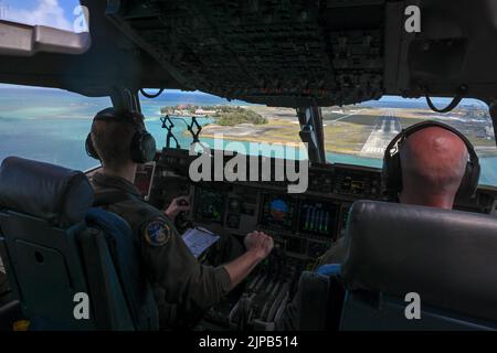 Capt. Christopher Abrahamsen und Maj. Jeremy Smith, 535. Airlift Squadron Piloten, landen während der Kaneohe Bay Air Show auf der Marine Corps Base Hawaii, Hawaii, 12. August 2022. Das Demoteam der US Pacific Air Forces C-17 Globemaster III stellte die Fähigkeiten des Flugzeugs vor, indem es Hochwinkel-Starts, Hochgeschwindigkeitspässe, niedrig-schnell konfigurierte Pässe, 360-Grad-Manöver und eine Sturmlandung durchführte. (USA Luftwaffe Foto von Senior Airman Makensie Cooper) Stockfoto