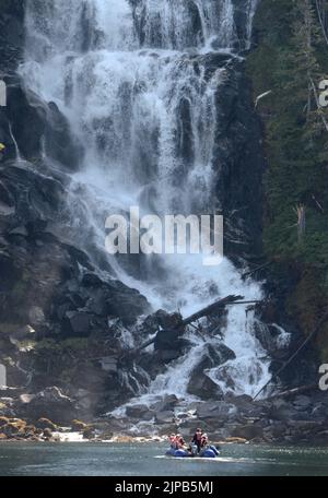 Tracy Arm Fjord, Alaska, USA. 6. August 2022. Passagiere, die von den Kreuzschiffen auf Skiffs fahren, sehen einen Wasserfall im Tracy Arm Fjord, Alaska, Samstag, 6. August 2022. (Bild: © Mark Hertzberg/ZUMA Press Wire) Stockfoto