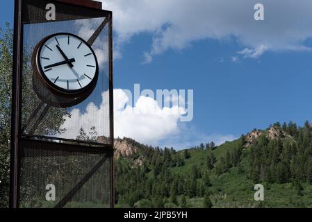 Hoher Uhrenturm im Wagner Park in der Innenstadt von Aspen, Colorado, in den Rocky Mountains. Die Zeit auf der Turmuhr ist 10:42. Stockfoto