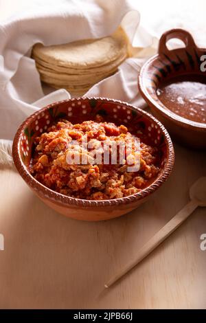 Machaca con Huevo. „Mit Eiern geschreddert“. Geschreddertes trockenes Rindfleisch, Rührei mit Eiern. Typisches Gericht aus Nordmexiko, das seit prähispanischen Zeiten konsumiert wird, i Stockfoto