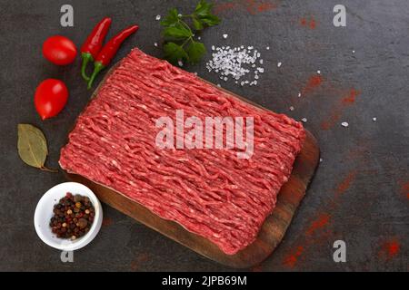 Frisches Schweinefleisch und Rindfleisch, Hackfleisch auf einem schwarzen Stockfoto