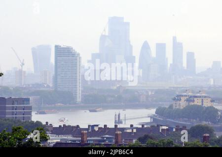 London, Großbritannien. 16. August 2022. Blick auf die City of London im Regen. Im Greenwich Park fallen Duschen auf ausgetrocktes Gras und beenden die Hitzewelle. Kredit: JOHNNY ARMSTEAD/Alamy Live Nachrichten Stockfoto