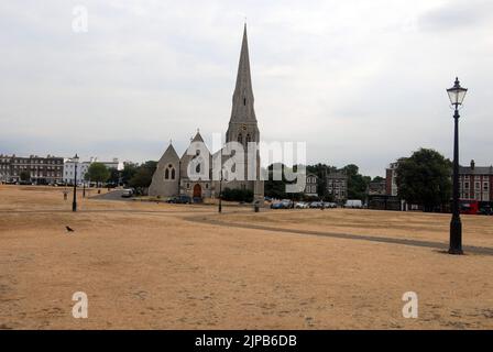 London, Großbritannien. 16. August 2022. Anglikaner, Kirche von England Allerheiligen-Kirche auf Blackheath Common. Im Greenwich Park fallen Duschen auf ausgetrocktes Gras und beenden die Hitzewelle. Kredit: JOHNNY ARMSTEAD/Alamy Live Nachrichten Stockfoto