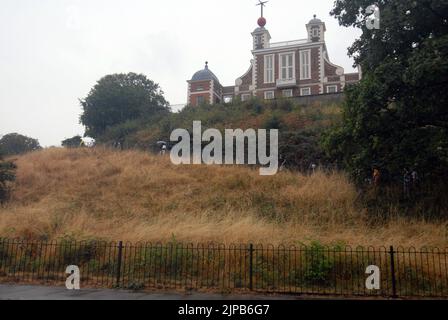 London, Großbritannien. 16. August 2022. Anglikaner, Kirche von England Allerheiligen-Kirche auf Blackheath Common. Im Greenwich Park fallen Duschen auf ausgetrocktes Gras und beenden die Hitzewelle. Kredit: JOHNNY ARMSTEAD/Alamy Live Nachrichten Stockfoto