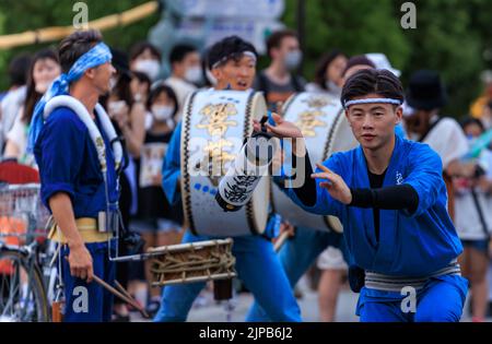 Tokushima, Japan - 12. August 2002: Männlicher Tänzer führt Laternentanz beim Awaodori-Straßenfest auf Stockfoto