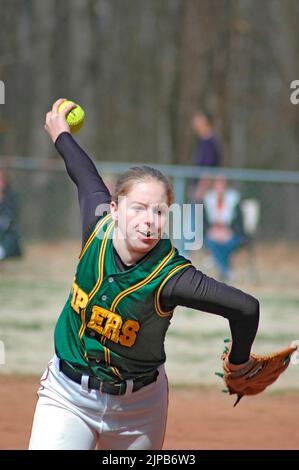 Jugend Mädchen Team und Trainer auf Sportplätzen während des Frühlings Sport, gecoacht und spielen Spiele Mädchen Softball Stockfoto