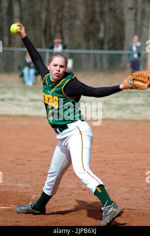 Jugend Mädchen Team und Trainer auf Sportplätzen während des Frühlings Sport, gecoacht und spielen Spiele Mädchen Softball Stockfoto