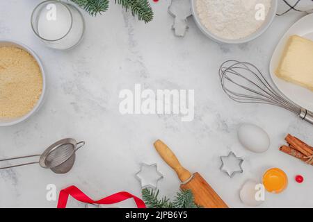 Utensilien und Zutaten für das Weihnachtsbacken, Draufsicht Stockfoto