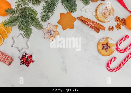 Traditionelles Weihnachtsbacken, Draufsicht. Flach mit Linzer-Keksen, Bonbons und Gewürzen legen Stockfoto