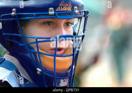 Jugend und Trainer auf Sportplätzen beim Frühling Sport, wird trainiert und spielt Spiele Mädchen Fastpitch Softball catcher Stockfoto
