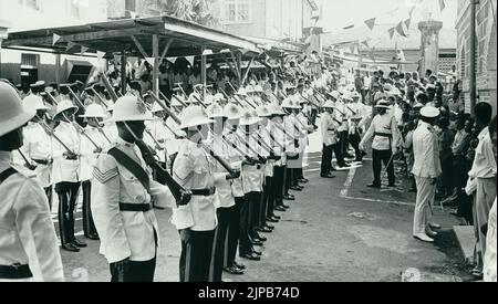 Historisches Schwarz-Weiß-Foto, das eine Parade der Polizei in zeremoniellem Kleid am 7. Februar 1974 zeigt, dem Unabhängigkeitstag Grenadas, als es vom Vereinigten Königreich, Grenada, Westindien, unabhängig wurde Stockfoto