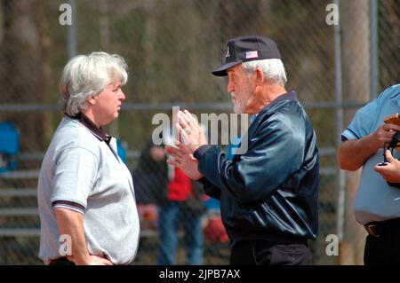 Jugendliche und Trainer auf Sportplätzen während des Frühlingssports, gecoacht werden und Spiele spielen Trainer und Schiedsrichter reden Stockfoto