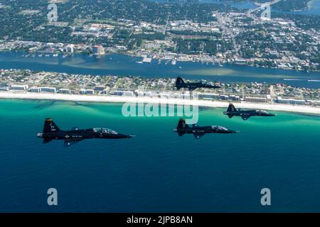 Florida, USA. 6. August 2022. Vier T-38A-Talone der US Air Force, die dem 2D Fighter Training Squadron zugewiesen wurden, fliegen im August über den Florida Panhandle. 6, 2022. Der 2D FTS, stationiert von der Eglin Air Force Base, Florida, bietet eine Nachbildung von Luft-zu-Luft-Bedrohungen zur Unterstützung von Kampfeinheiten und formellen Trainingseinheiten. Quelle: U.S. Air Force/ZUMA Press Wire Service/ZUMAPRESS.com/Alamy Live News Stockfoto