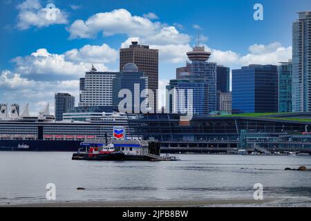 Kreuzfahrtschiff im Hafen von Vancouver mit Chevron Station Stockfoto