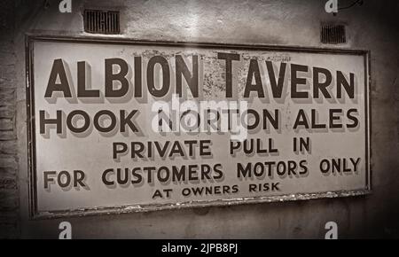 Historisches englisches öffentliches Haus, Albion Tavern, Hook Norton Ales Schild - Privat Pull-in, nur für Kunden, Motoren auf eigenes Risiko Stockfoto