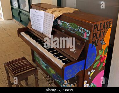 Public Community Piano, bereitgestellt zum Spielen-Please Play Me, in West Street, Chipping Norton, West Oxfordshire, Oxfordshire, Südostengland, Großbritannien, OX7 5LH Stockfoto