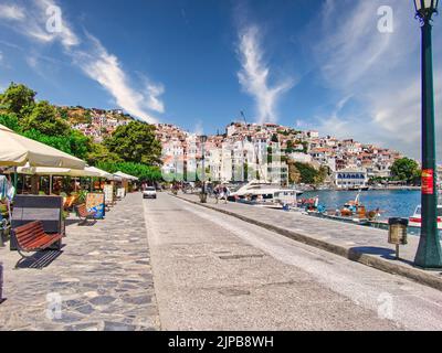 Ein Blick auf die Straße der Stadt Skopelos auf der wunderschönen Insel Sporades Skopelos, Griechenland Stockfoto