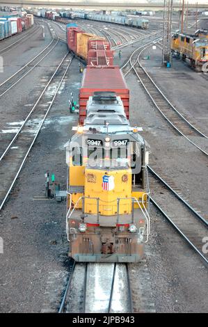 Eisenbahn-Güterbahnhof mit Abstell- und Switcher und Motoren und Autos und Werkstätten in Utah Stockfoto