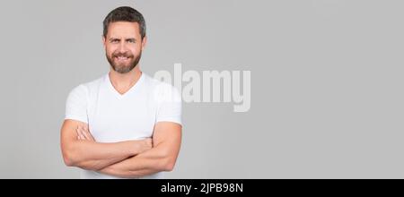 Glücklich zuversichtlich Mann lächeln, die Arme gekreuzt in weißen T-Shirt grauen Hintergrund, Kerl. Mann Gesicht Porträt, Banner mit Kopieplatz. Stockfoto