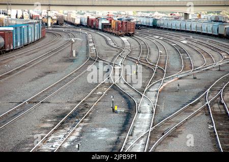 Lokomotive ferngesteuertes Fahrerhaus unbesetzt Eisenbahnbahnhof mit Nebengleisen und Umschaltern und Motoren und Autos und Reparatureinrichtungen in Utah Schild Stockfoto