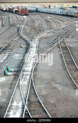 Lokomotive ferngesteuertes Fahrerhaus unbesetzt Eisenbahnbahnhof mit Nebengleisen und Umschaltern und Motoren und Autos und Reparatureinrichtungen in Utah Schild Stockfoto