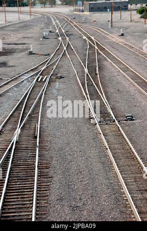 Lokomotive ferngesteuertes Fahrerhaus unbesetzt Eisenbahnbahnhof mit Nebengleisen und Umschaltern und Motoren und Autos und Reparatureinrichtungen in Utah Schild Stockfoto