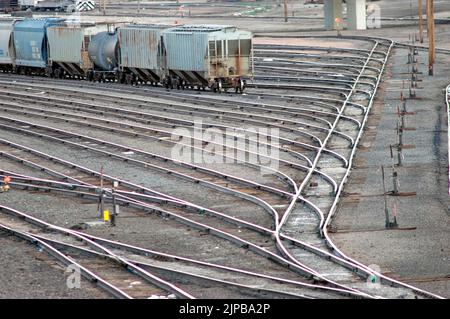 Lokomotive ferngesteuertes Fahrerhaus unbesetzt Eisenbahnbahnhof mit Nebengleisen und Umschaltern und Motoren und Autos und Reparatureinrichtungen in Utah Schild Stockfoto