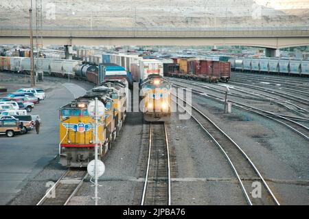 Lokomotive ferngesteuertes Fahrerhaus unbesetzt Eisenbahnbahnhof mit Nebengleisen und Umschaltern und Motoren und Autos und Reparatureinrichtungen in Utah Schild Stockfoto