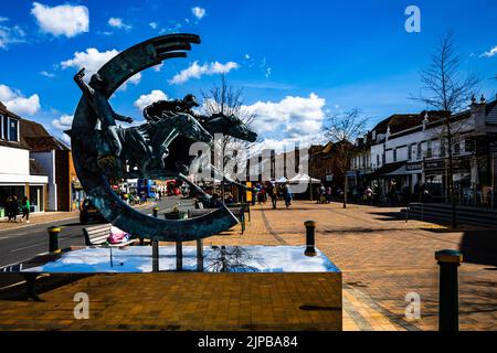 Eine Skulptur des Siegerpferdes von Derby auf der Straße in Epsom, Großbritannien Stockfoto