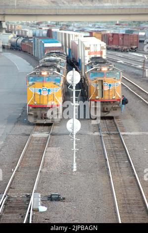 Lokomotive ferngesteuertes Fahrerhaus unbesetzt Eisenbahnbahnhof mit Nebengleisen und Umschaltern und Motoren und Autos und Reparatureinrichtungen in Utah Schild Stockfoto