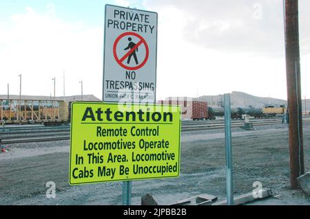 Lokomotive ferngesteuertes Fahrerhaus unbesetzt Eisenbahnbahnhof mit Nebengleisen und Umschaltern und Motoren und Autos und Reparatureinrichtungen in Utah Schild Stockfoto