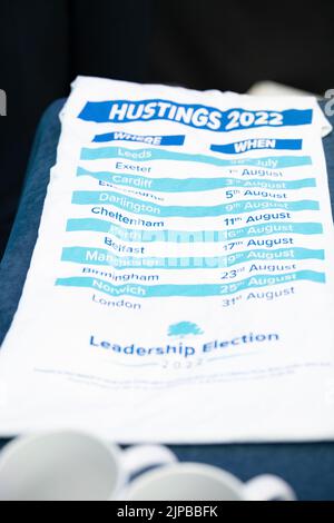 Perth Concert Hall, Perth, Schottland, Großbritannien. 16. August 2022. Hustings 2022 t Shirt im Inneren des Konzertsaals. Kredit: Kay Roxby/Alamy Live Nachrichten Stockfoto