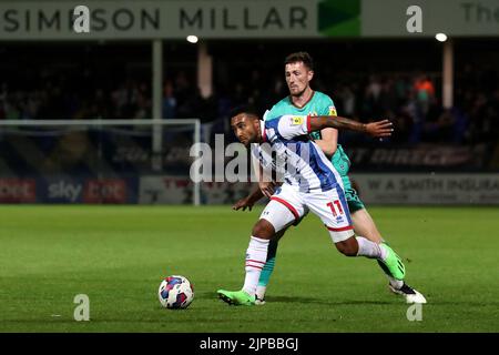 Wes McDonald von Hartlepool United im Einsatz mit Paul Lewis von Tranmere Rovers während des Spiels der Sky Bet League 2 zwischen Hartlepool United und Tranmere Rovers am Dienstag, den 16.. August 2022, im Victoria Park, Hartlepool. (Kredit: Mark Fletcher | MI News) Kredit: MI Nachrichten & Sport /Alamy Live News Stockfoto