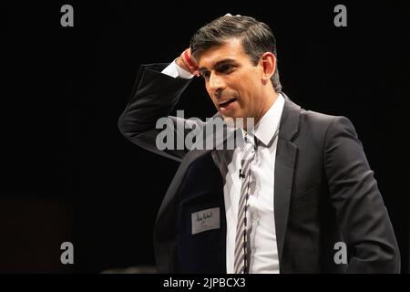 Perth Concert Hall, Perth, Schottland, Großbritannien. 16. August 2022. Rishi Sunak, ehemaliger britischer Schatzkanzler, spricht während der siebten konservativen Führungswahl in der Perth Concert Hall, dem einzigen Mal, dass die Debatte in Schottland stattfindet. The husting wird von Colin Mackay moderiert Credit: Kay Roxby/Alamy Live News Stockfoto