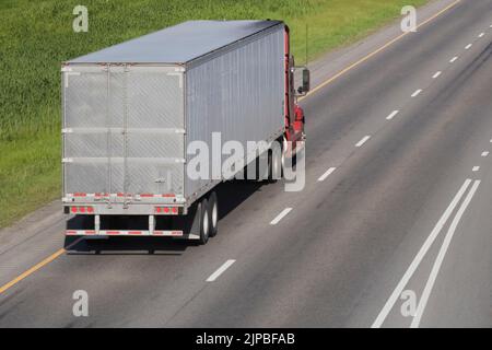 Transport LKW in Bewegung auf der Autobahn. Stockfoto