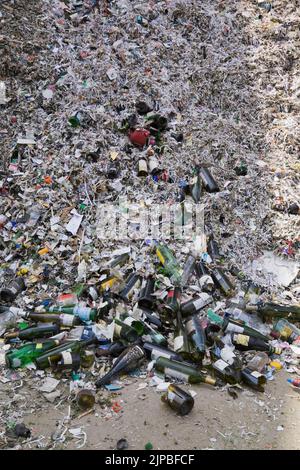 Stapel recycelbarer Materialien in einem Sortierzentrum. Stockfoto