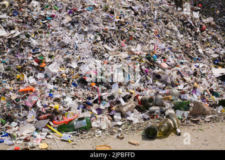 Stapel recycelbarer Materialien in einem Sortierzentrum. Stockfoto