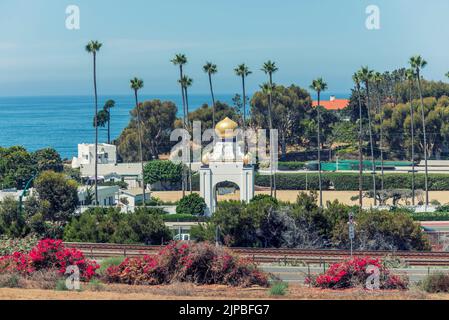 Blick hinunter auf einen der Goldenen Lotus-Türme der Selbstverwirklichungs-Gemeinschaft. Encinitas, Kalifornien, USA. Stockfoto