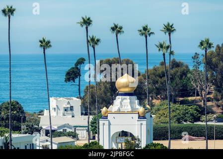 Blick hinunter auf einen der Goldenen Lotus-Türme der Selbstverwirklichungs-Gemeinschaft. Encinitas, Kalifornien, USA. Stockfoto