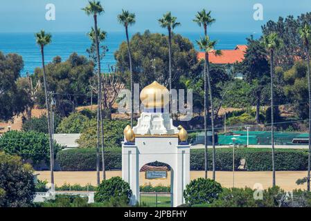 Blick hinunter auf einen der Goldenen Lotus-Türme der Selbstverwirklichungs-Gemeinschaft. Encinitas, Kalifornien, USA. Stockfoto