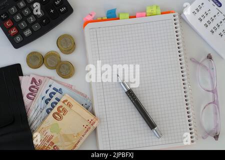 Türkische Lira mit einem Rechner und einem Stift Stockfoto