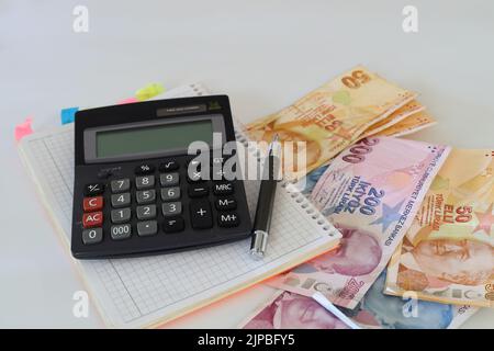 Türkische Lira mit einem Rechner und einem Stift Stockfoto