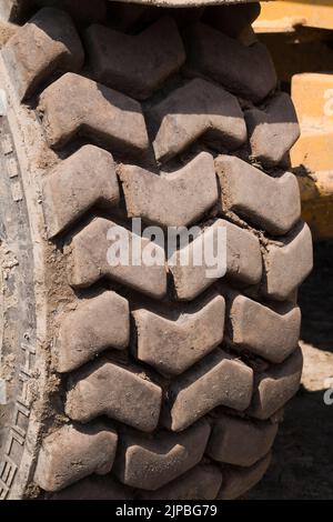 Nahaufnahme eines Reifens an einem Bagger. Stockfoto